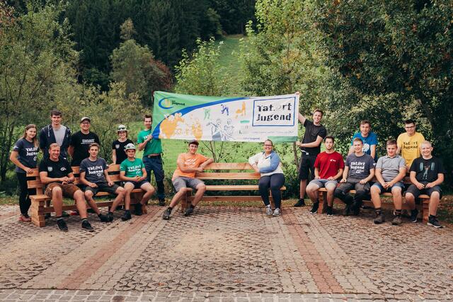 Die Landjugend Tulwitz baute drei Holzbänke für einen guten Zweck.