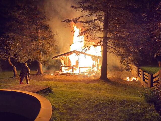 Beim Eintreffen der Feuerwehr stand die Gartenhütte bereits in Vollbrand.