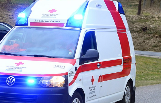 Beide Personen verletzt, am PKW entstand Totalschaden.