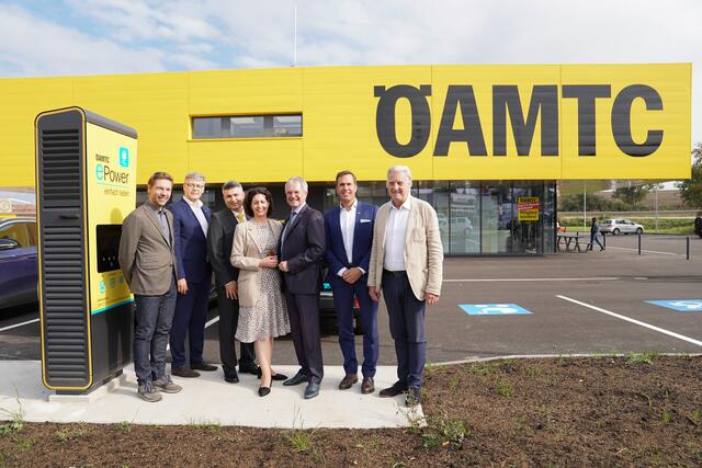 Architekt Andreas Hawlik (HUSS HAWLIK Architekten), ÖAMTC-Landesdirektor Ernst Kloboucnik, Stützpunktleiter Christian Zinkl, ÖAMTC-Vizepräsidentin Hermine Hackl, Landtagspräsident Karl Wilfing (in Vertretung für Landeshauptfrau Mikl-Leitner), Oliver Krupitza (kaufmännischer Direktor ÖAMTC) und Bürgermeister Alfred Babinsky.