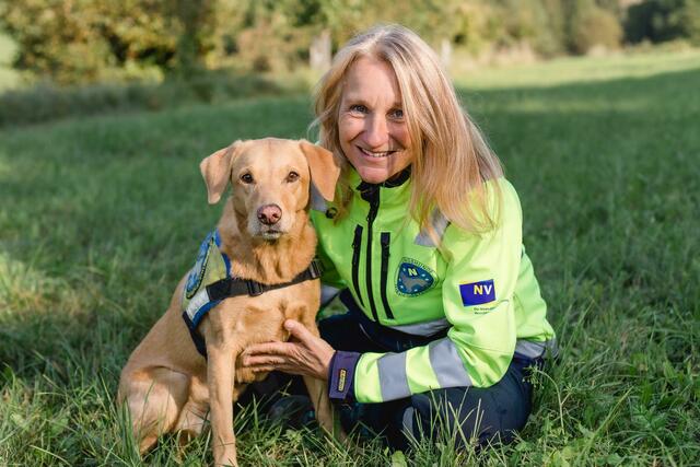 Karin Kuhn mit June, die nach über 500 Einsätzen in Pension geht.