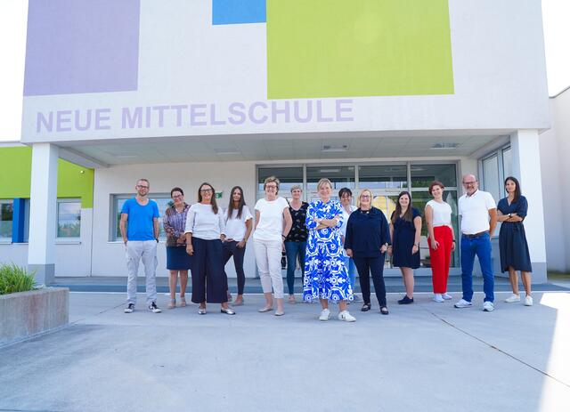 Das Team der MS Alkoven im Schuljahr 2021/22 (v.l.): Georg Doppler, Manuela Kepplinger, Nicola Gerlinger, Beate Stelzhammer, Barbara Friedl, Kerstin Meisinger, Schulleiterin Isabella Schweitzer, Ernestine Haudum, Eva Tratlehner, Alexandra Neubauer, Stephanie Ebner, Helmut Strasser, Regina Baumgartner | Foto: MS Alkoven