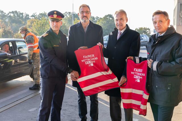 Am Grenzübergang Klingenbach: Martin Huber (Landespolizeidirektor Burgenland), AK-Präsident Gerhard Michalitsch, WK-Präsident Peter Nemeth und Wilfried Lehner (Leiter Finanzpolizei)