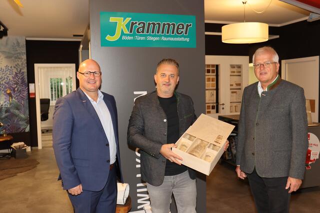 Peter Sükar und Gerhard Streit gratulierten Joachim Krammer zum neu gestalteten Geschäftslokal.