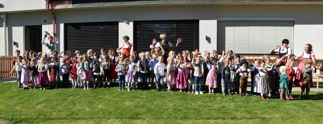 Musikalische Showeinlagen gab's von den Waldwichtel-Kindern bei der Eröffnung.