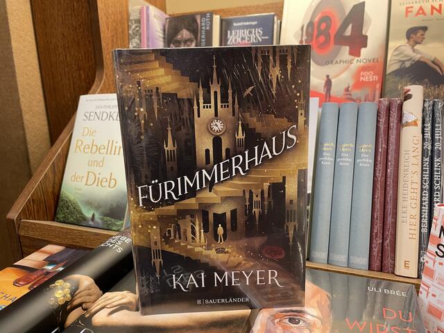 Im Bereich Fantasy ist das neue Buch „Fürimmerhaus“ von Kai Meyer erschienen. | Foto: BRS/Jakaubek