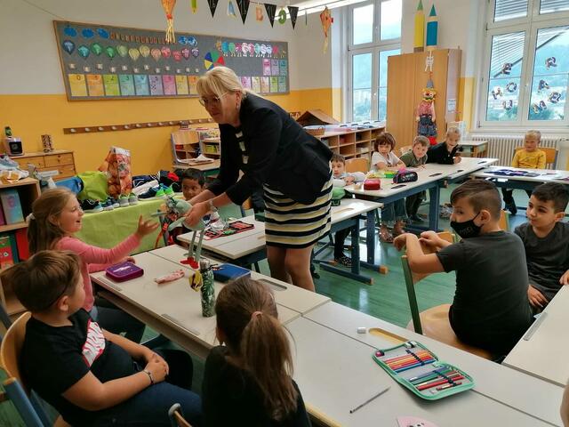 Die Beratungslehrerin Andrea Gessl-Ranftl vermittelt den Schülern der VS Seegraben Leoben mithilfe einer Stoffpuppe, was eine gute Klassengemeinschaft ausmacht.
