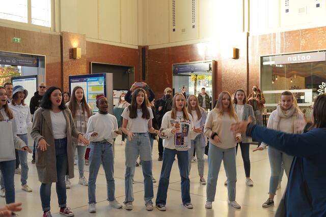 Der Chor des Borg Gastein sang im Hauptbahnhof.