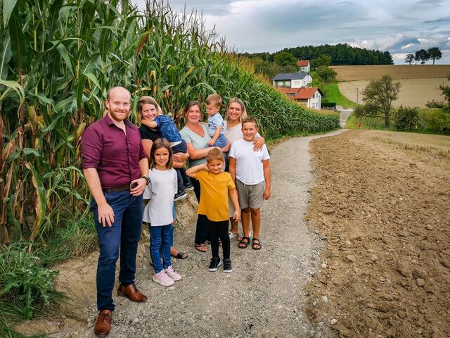 Bauamtsleiter Dominik Richtsteiger mit einigen BewohnerInnen von der Ortschaft Breitwiesen auf der neuen Gehwegverbindung.
