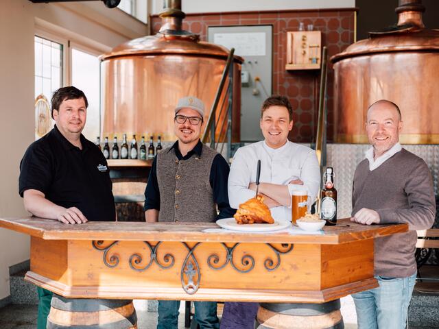 Braumeister Tobias Pumberger, Bierbrauer Matthias Mezera, Wirt Philip Rachinger und Brauereibesitzer Alois Meir (v.l.).