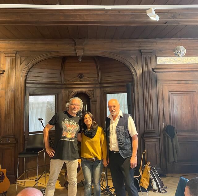 Die Musiker Josie Gilits und Mandana Nikou mit Gastwirt Johann Berger im Töpperschloss in Neubruck | Foto: Sophia Lindner