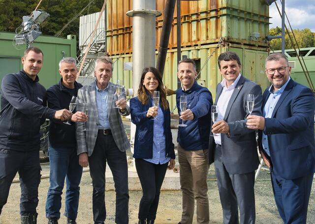 Prosten auf den Erfolg an: Vertreter der Therme Loipersdorf, der Gemeinde und der Bohrfirma RED Drilling & Services.