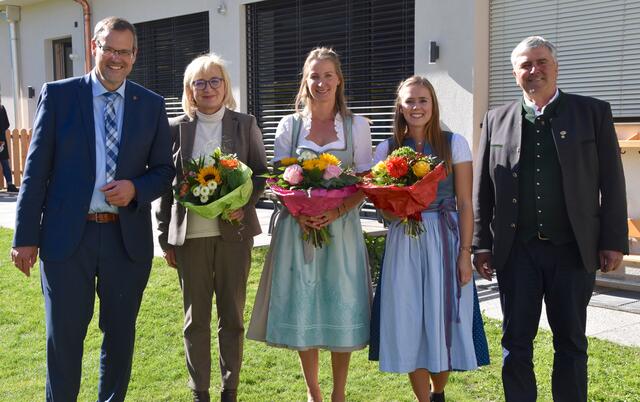 Bürgermeister Ernst Huber, LR Beate Palfrader, Monika Krismer, Nina Zimmermann (Leiterinnen) und Vize-Bgm. Simon Schroll bei der Eröffnung des Kindergartens.