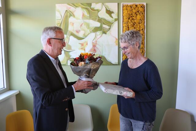 Neue Kassenärztin am Landecker Marktplatz: Bgm. Herbert Mayer (li.) hieß Allgemeinmedizinerin Gerlinde Schnegg offiziell willkommen.  | Foto: Othmar Kolp