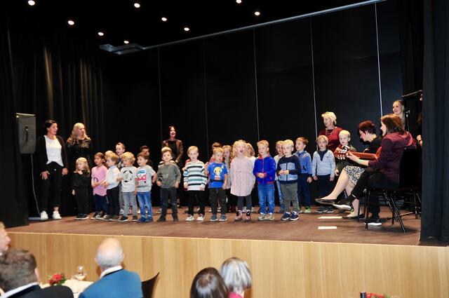 Die Kindergartler brachten ein wunderbares Lied zu Gehör und ernteten viel Beifall.
