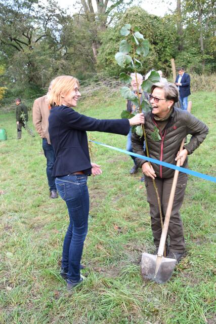 Bürgermeisterin Andrea Völkl und Jägerin Gabriele Schindler setzten gemeinsam die Jungbäume ein.