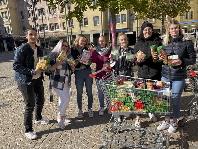 Die BBS St. Veit sammelte und kam mit mehreren Einkaufswägen. | Foto: RMK