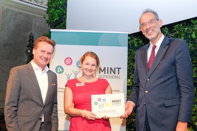 Bei der Verleihung des MINT-Gütesiegels durch Bildungsminister Heinz Fassmann in Wien. | Foto: Markus Prantl