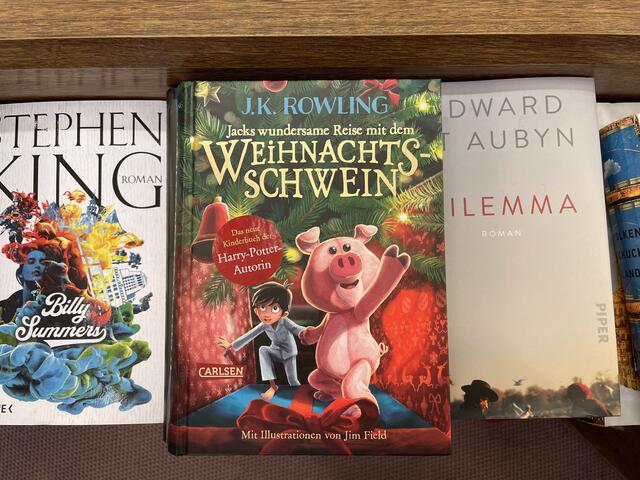 Passend für die kommende Weihnachtszeit das neue Buch von J.K.Rowling „Jacks wundersame Reise mit dem Weihnachtsschwein“. | Foto: BRS/Jakaubek