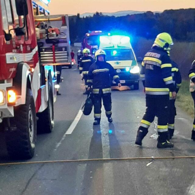 Kollision zweier Fahrzeuge in St. Stefan ob Stainz: Zahlreiche Einsatzkräfte waren vor Ort. Neben den Feuerwehren Stainz und St. Stefan ob Stainz leistete auch das Grüne Kreuz Steiermark mit drei Rettungswägen und einem First Responder Hilfe.