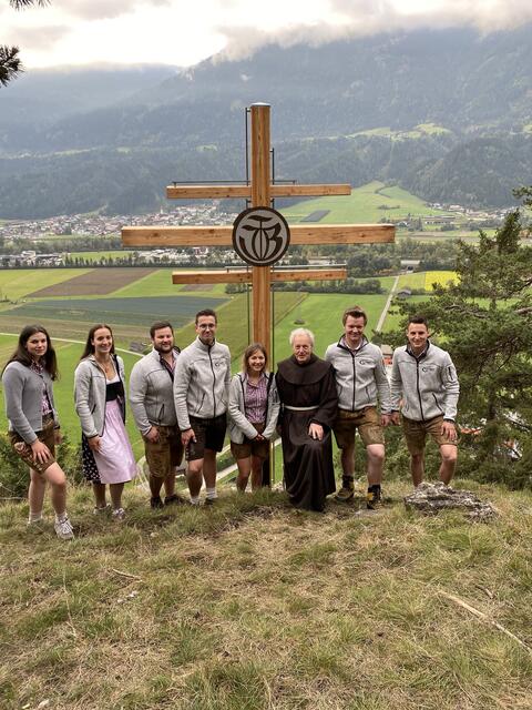 In aller Früh trafen sich die Mitglieder der Landjugend Pettnau zur Einweihung beim neuen Wetterkreuz. Die Segnung übernahm Pater Severin (3.v.r.) vom Franziskanerkloster Telfs. Mit dabei waren Sabrina, Daniela, David und Andreas Ladner, Julia Scheiring, Josef Ladner und Noah Scheiring (v.l.)