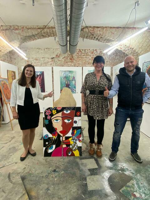 Die Geschäftsführer Iveta Kasalova und Alexander Ehrenstrasse mit Künstlerin TarT (Tünde Wagner) und einem ihrer Kunstwerke.