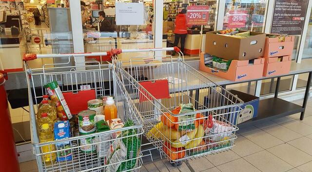 Vor der Spar Filiale in der Simmeringer Hauptstraße 397 sammelt die Volkshilfe Lebensmittel und Hygieneartikel für Armutsbetroffene.