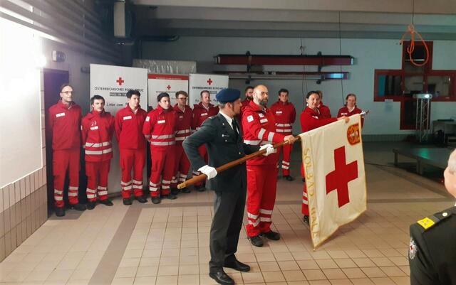 Feierliche Angelobung nach Probezeit und Ausbildung - Nachsprechen der Angelobungsformel
