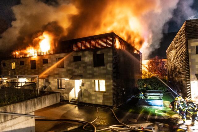 In Dachstuhl eines Mehrfamilienhaus in Lienz brach am 14. Oktober gegen 22 Uhr ein Vollbrand aus.