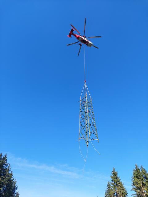 Beim Mast-Aufbau kommt ein Heli zum Einsatz.