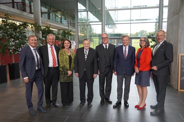 Manfred Pammer (Aufsichtsrat), FH-Aufsichtsrat Gerhard Schmidt (Direktor AK Salzburg), Hilla Lindhuber, stv. Aufsichtsratvorsitzende (AK Salzburg), Wolfgang Gmachl (FH-Ehrenprofessur), FH-Rektor Gerhard Blechinger, LAbg. Hans Scharfetter (Vorsitzender FH-Aufsichtsrat), FH-Vizerektorin Ulrike Szigeti, FH-Geschäftsführer Raimund Ribitsch. (v.l.)