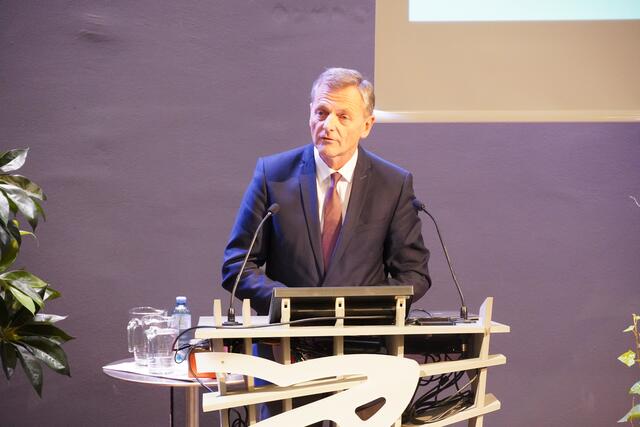LAbg. Hans Scharfetter (Vorsitzender des Aufsichtsrats) bei der Laudatio.