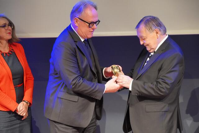 Wolfgang Gmachl (re.) und Rektor Gerhard Blechinger