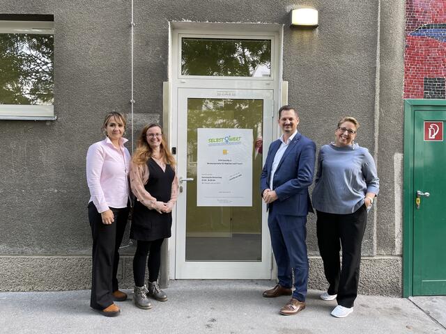 Senay Alan-Mentes (links), Eva Maria Zöhrer (mitte links), Bezirksvorsteher Marcus Franz (mitte rechts) und Projektleiterin Eva Trettler (rechts) freuen sich über die Eröffnung. | Foto: Julia Weinelt
