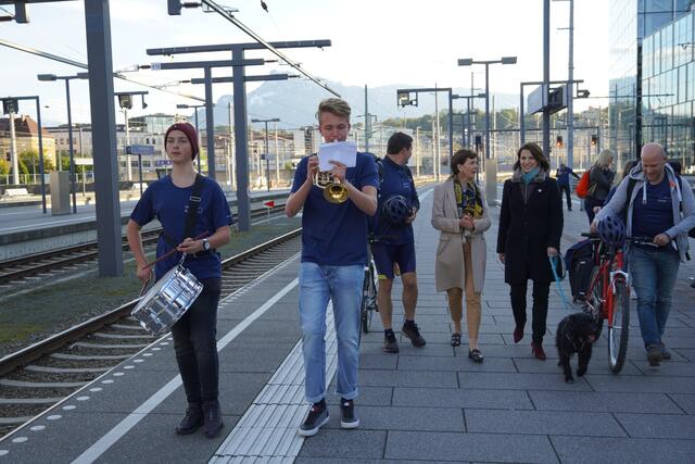 Thomas Mitterlechner und Thomas Gruber begrüßten Europaministerin Karoline Edtstadler am Bahnhof Salzburg.
