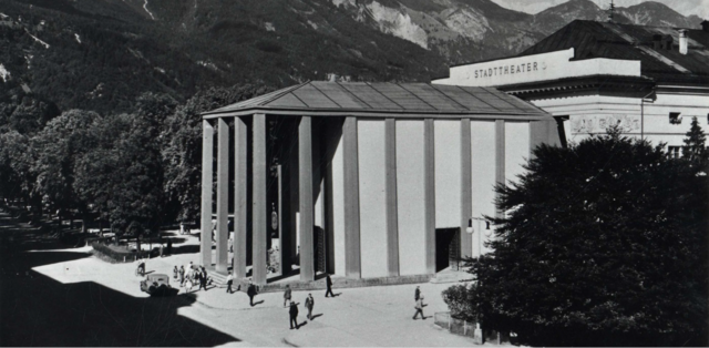 Im Zusammenhang mit den Vorbereitungen des Festzuges aus Anlass des Tiroler Gedenkjahres 1809 – 1934 am 2. September 1934 wurde am Rennweg auf dem Platz vor dem Stadttheater eine große tempelartige Kulissenarchitektur errichtet, die wenig später wieder entfernt wurde.