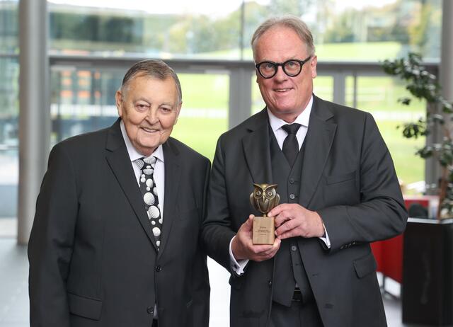 Verleihung der Ehrenprofessur an Wolfgang Gmachl an der Fachhochschule Salzburg. Im Bild: Wolfgang Gmachl (li.) und Rektor Gerhard Blechinger