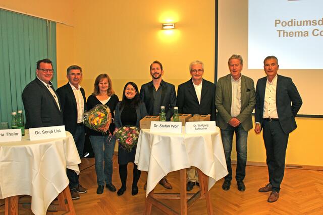 2. Vizebürgermeister Marcus Gordisch, LAbg. Vbgm. Franz Fartek, das Ärzteteam mit Maria Thaler, Sonja List, Stefan Wolf und Wolfgang Scheucher, Gesundheitszentrumsmanager Michael Smola und Bürgermeister Johann Winkelmaier (v.l.). | Foto: Stadtgemeinde Fehring