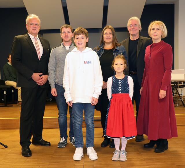 Bgm. Reinhard Resch, Rainer Harold und Maximilian Handschuh (Preisträger), Bibliothekarische Leiterin Dr. Claudia Skopal, Liora Hudetz (Preisträgerin), Musikschuldirektor Dr. Hubert Pöll, Bereichsleiterin Doris Denk