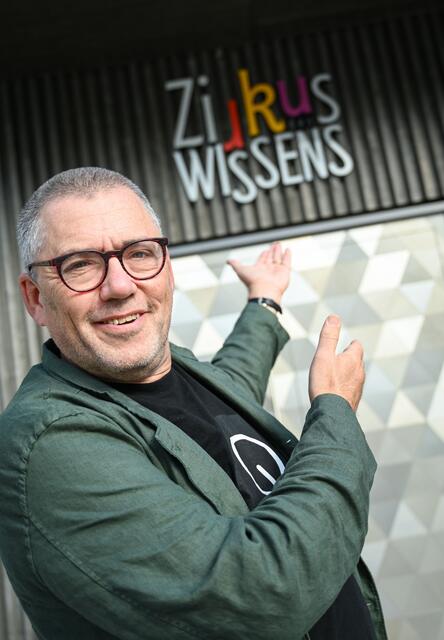 Airan Berg betritt die Manege am JKU-Campus.