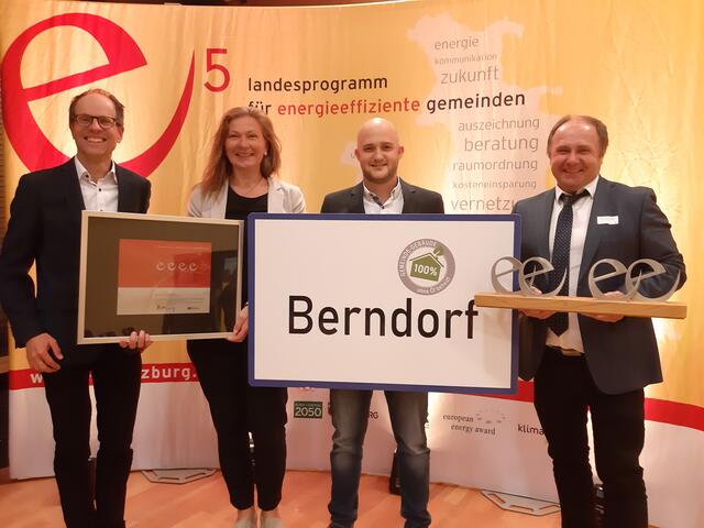 Im Bild (v.l.n.r.): Manfred Koblmüller, Monika Grundtner
(Gemeinde Berndorf)
, Florian Mackinger (E5 Teamleiter) und Bürgermeister Johann Stemeseder.