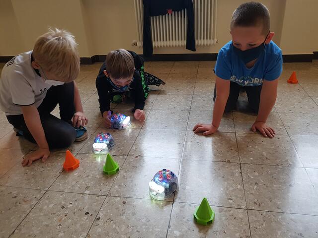 Spannend: Bereits die Erstklassler gehen mit den Robotern auf Tuchfühlung. | Foto: VS Großsteinbach