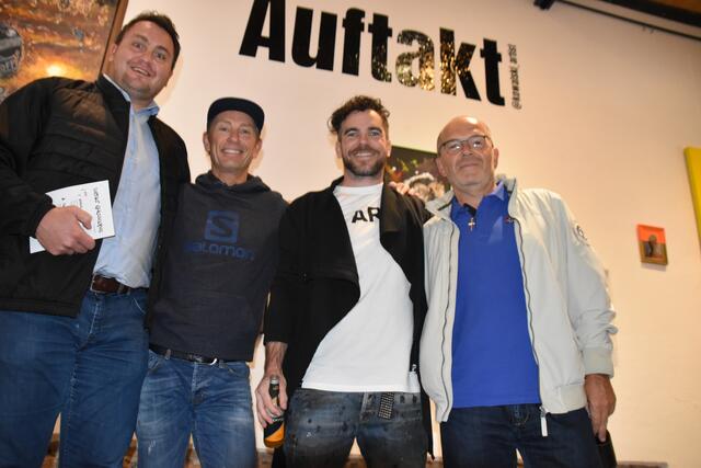 (v. li.) WSG Wattens-Sportmanager Stefan Köck, Bergläufer Markus Kröll, Künstler Kowalski und der ehemalige FC Tirol-Manager "Gogo" Feistmantl. 
