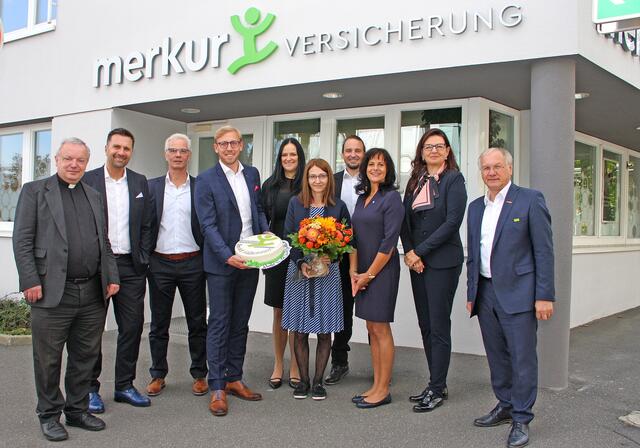 Verkaufsleiter Manuel Weinrauch (4.v.l.) und sein Team mit Stadtpfarrer Friedrich Weingartmann, Vorstandsdirektor Helmut Schleich (2.v.l.), Hauseigentümerin Heike Schmidt (2.v.r.) und Bürgermeister Josef Ober (r.). | Foto: WOCHE