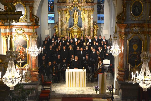 Die Sängerinnen und Sänger des Pfarrverbandes Bad Waltersdorf bei ihrem Auftritt in der Pfarrkirche Burgau.