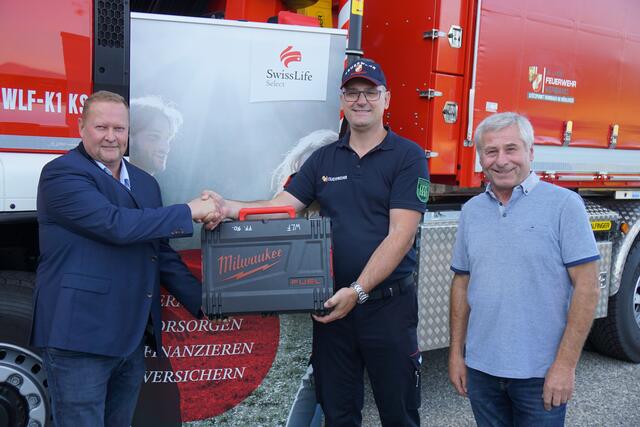 Johannes Stallinger von SwissLife Select Rohrbach (links) sponserte einen Akkuschrauber.