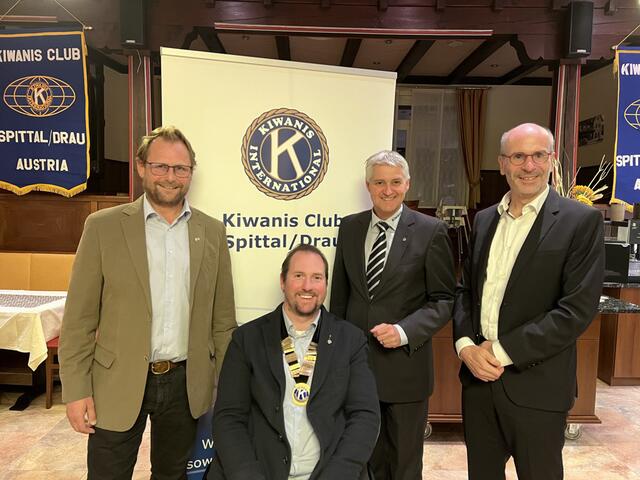 Neuer Vorstand des Kiwanis Club Spittal
Clubsekretär DI Dieter Berger, Präsident Mag. Klaus Hössl, Immediate Past President Dr. Adolf Lackner, Club-Treasurer Mag. Martin Skorjanz (v.l.n.r.)