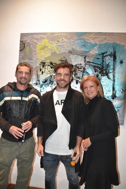 Gastgeberin Bettina Kantner mit den Künstler-Kollegen Wolfgang Mair und Günther Villgrattner (li.).
