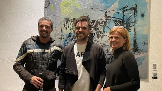 Gastgeberin Bettina Kantner mit den Künstler-Kollegen Wolfgang Mair und Günther Villgrattner (li.).