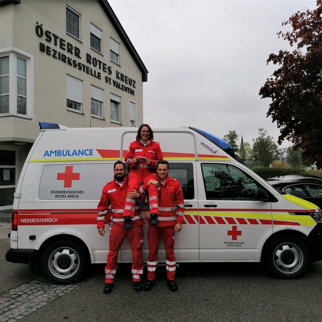 Das Hauptberuflichen-Team des Roten Kreuz St. Valentin rund um die Notfallsanitäter Fabian Buchberger, Christina Wahl und Mario Rauch (v.l.) freuen sich über den neuen Rettungswagen und bald hoffentlich auch über einen neuen Kollegen.